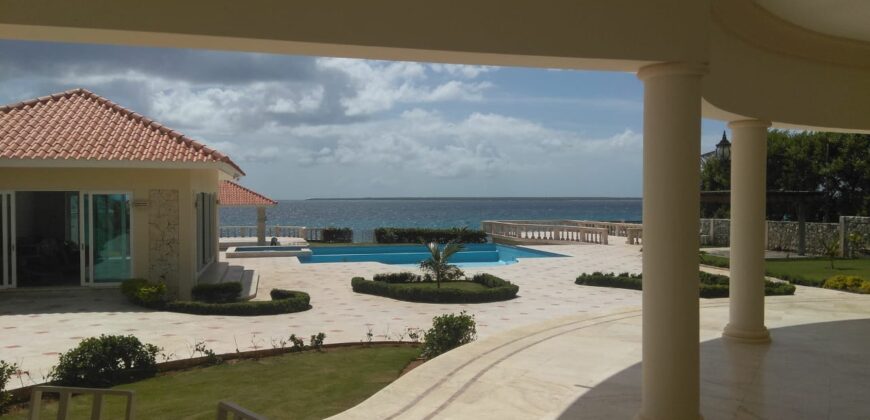 Lujosa Villa en Vista Catalina, frente al Mar.