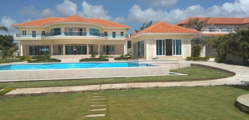Lujosa Villa en Vista Catalina, frente al Mar.