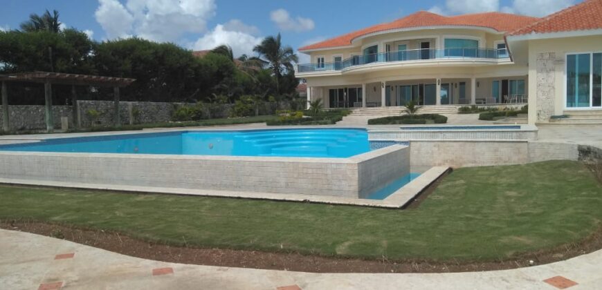 Lujosa Villa en Vista Catalina, frente al Mar.