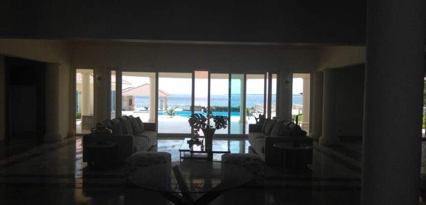 Lujosa Villa en Vista Catalina, frente al Mar.