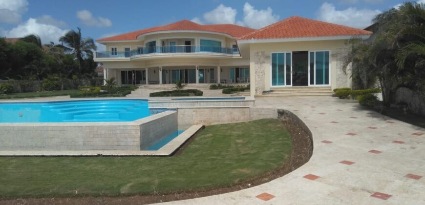 Lujosa Villa en Vista Catalina, frente al Mar.